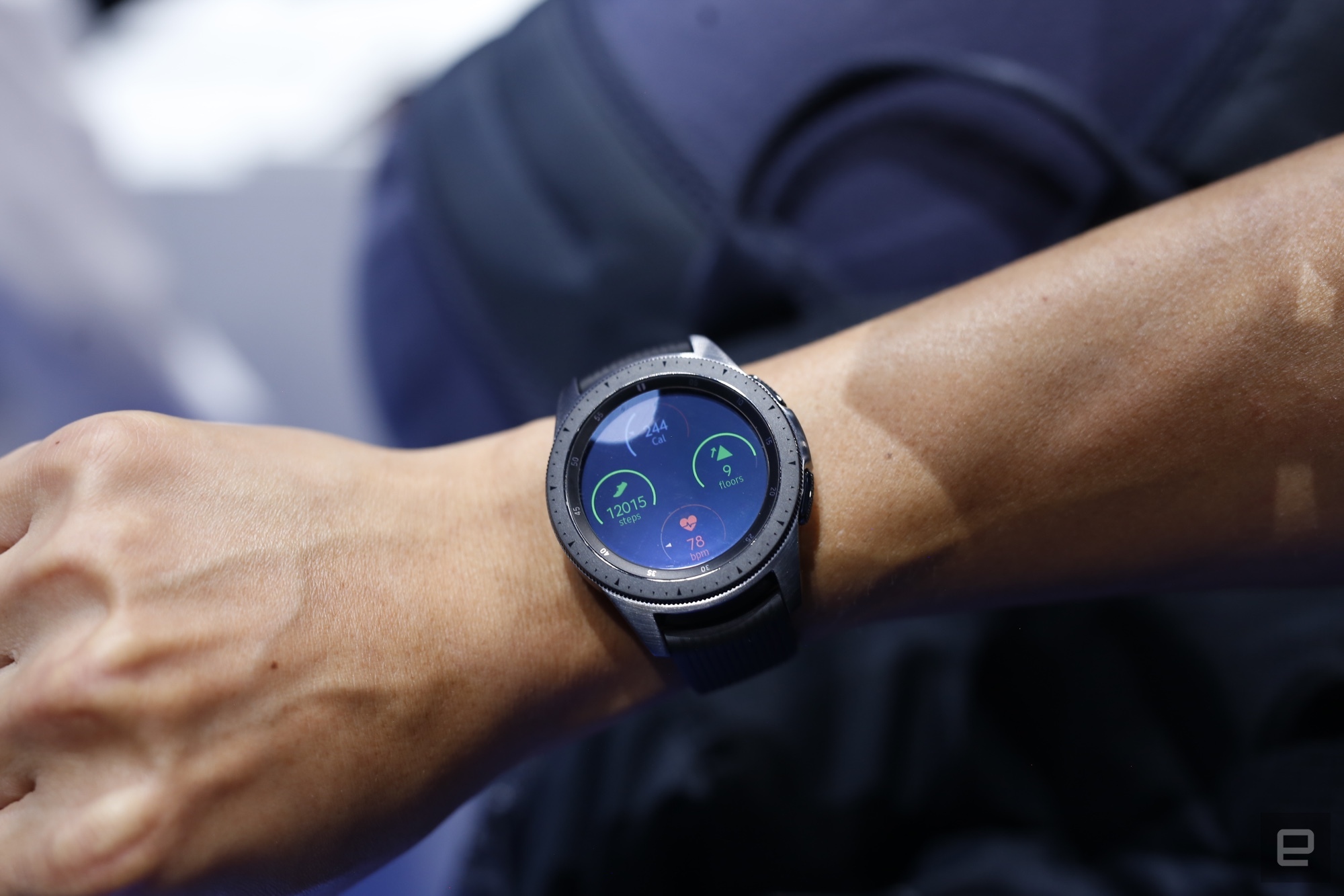 Есть ли galaxy watch. Часы самсунг Galaxy 42mm. Умные часы Samsung Galaxy watch 42mm. Galaxy watch 42mm (2018). Samsung Galaxy watch 42mm на руке.